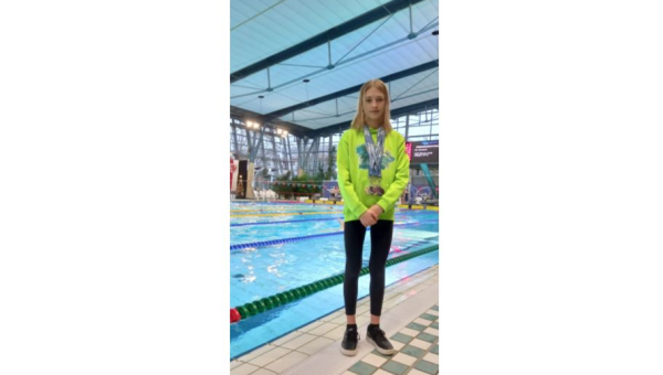 Tekla Kaminska schwimmt Landesrekord